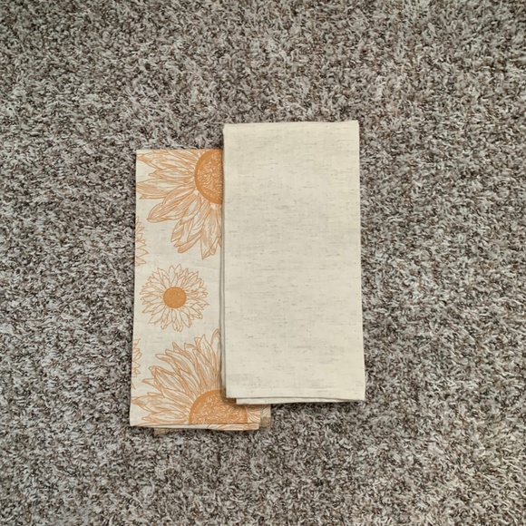 Tahari Pretty Sunflower Kitchen Towels Flower Embroidery Southern Decor Set of 2 - Picture 2 of 4